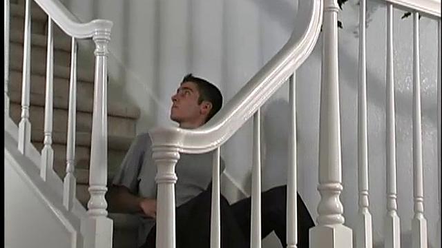 Смотри, как Блейн дрочит свой здоровый член и кончает мощно