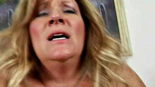 Deedra Showing Her Fat Pussy