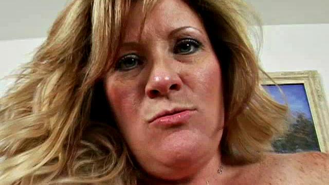 Deedra Showing Her Fat Pussy