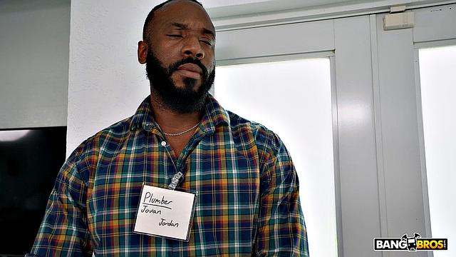 плотная брюнетка получает по полной от сантехника