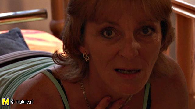 возбуждённая зрелая баба разминает мокрую киску игрушкой