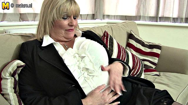 британская зрелая разрывает лифчик и дрочит с жаром