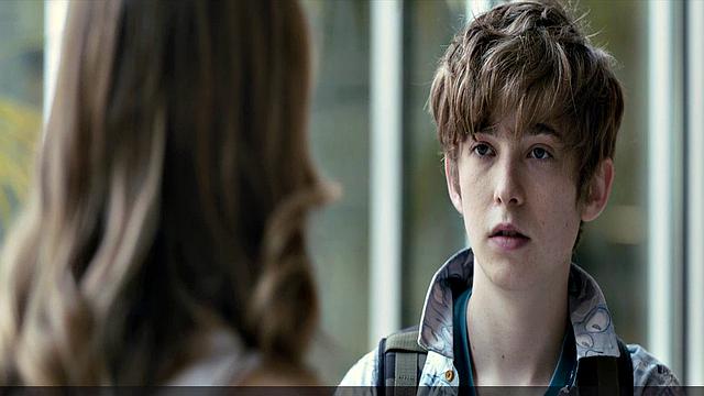 Halston Sage дерзко выставляет грудь в прозрачном лифчике