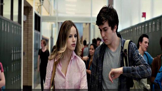 Halston Sage дерзко выставляет грудь в прозрачном лифчике