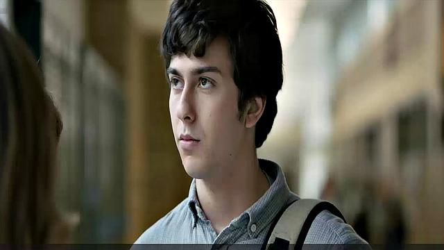 Halston Sage дерзко выставляет грудь в прозрачном лифчике