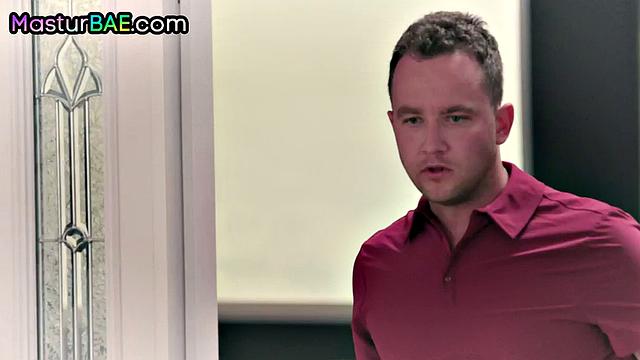 Зрелая с большими сиськами доводит себя до оргазма перед сексом с жеребцом, ну разве не мечта?