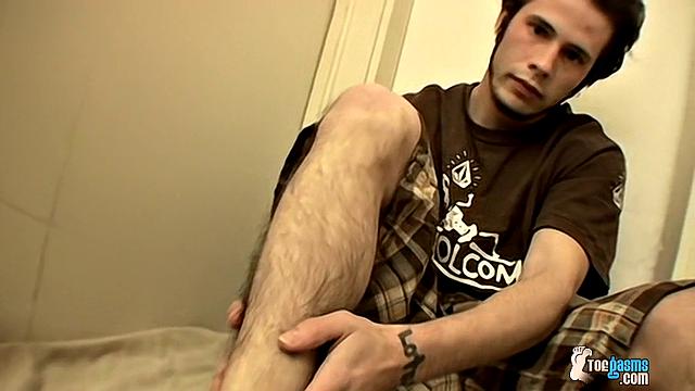 Barefoot Guy Gives Some Juice - Nailz