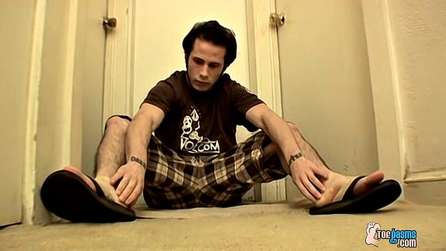 Barefoot Guy Gives Some Juice - Nailz