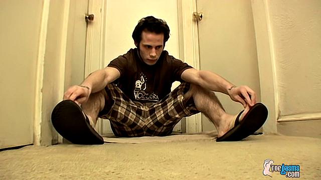 Barefoot Guy Gives Some Juice - Nailz