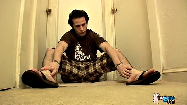 Barefoot Guy Gives Some Juice - Nailz