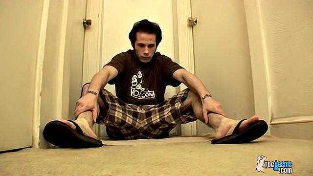Barefoot Guy Gives Some Juice - Nailz