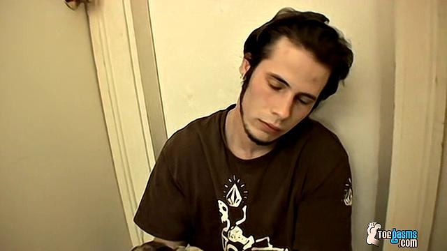 Barefoot Guy Gives Some Juice - Nailz