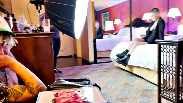 татуированная транса целует незнакомца за кадром