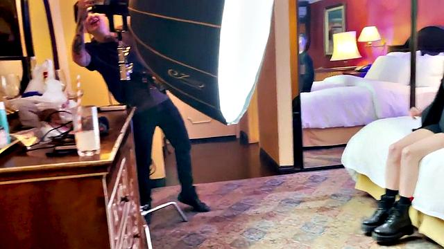 татуированная транса целует незнакомца за кадром