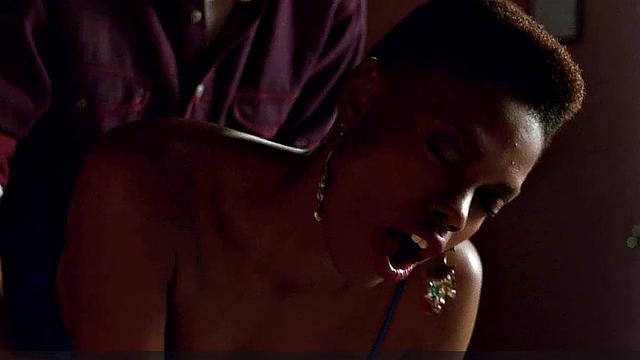 глория линн генри жжёт в олдскульном межрасовом видео с пирсингом сосков