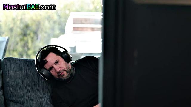 Сочная попка в кружевных трусиках получает глубокий трах после страстной мастурбации перед парнем.