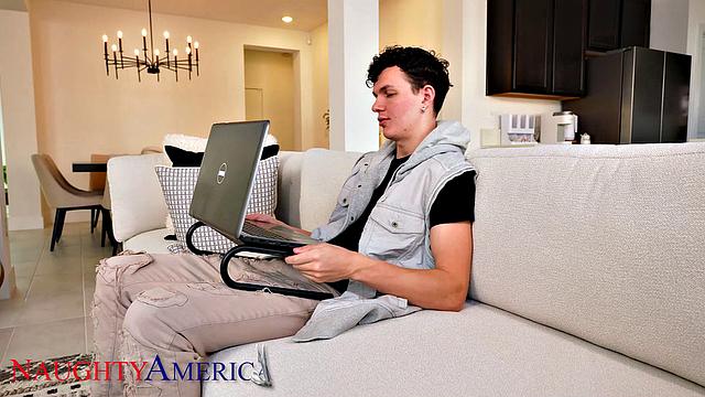 Астерия Джейд поймала брата подруги и поиграла с его твердым членом, как всегда - с юмором и без тормозов.