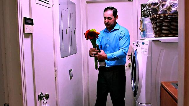 жена-извращенка сосет черному прямо при муже