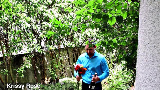 жена-извращенка сосет черному прямо при муже