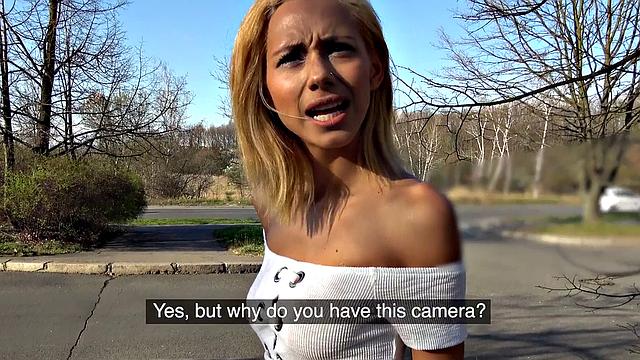 блондинка не сдержалась - лесная жара и толстый член