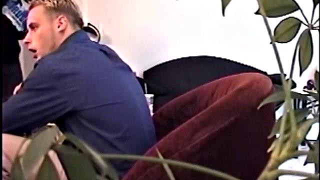 Ему дрочат мощно и кончают прямо в рот