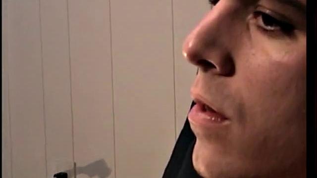 Гетеро Этан на деле не прочь получить дрочку от парня